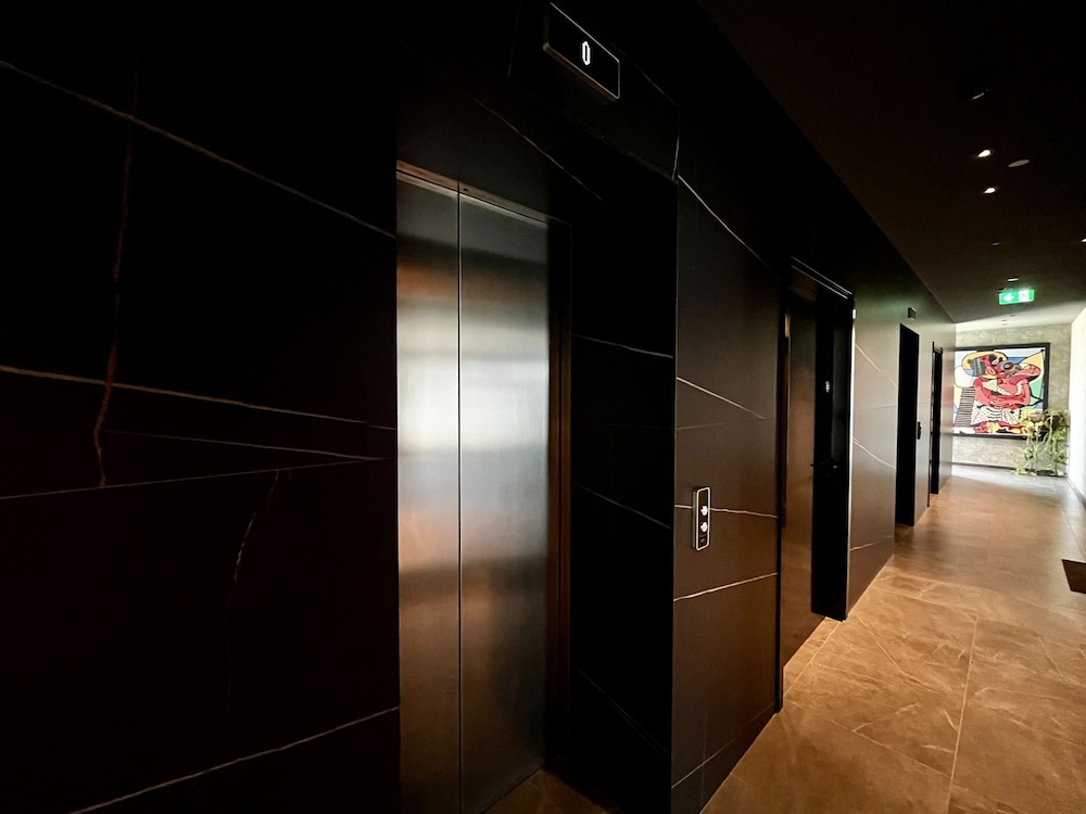 128 LIM - 2006 Stay Only Tower Suite