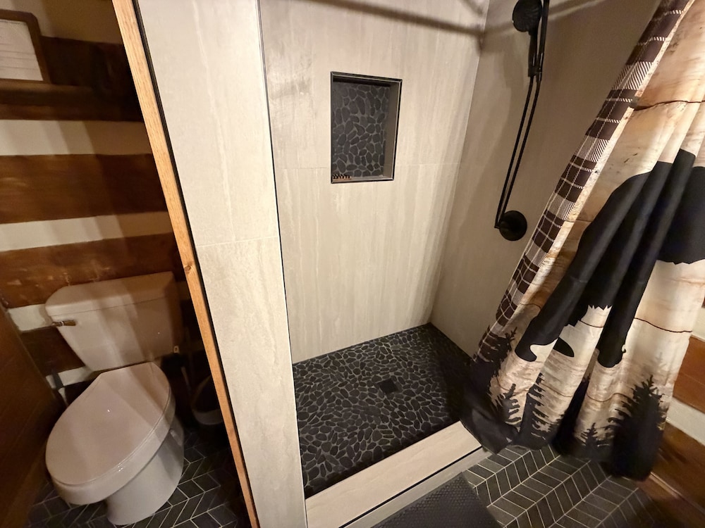 Boujee Bear Cabin With Hot Tub & Putting Green 2 Bedroom Cabin