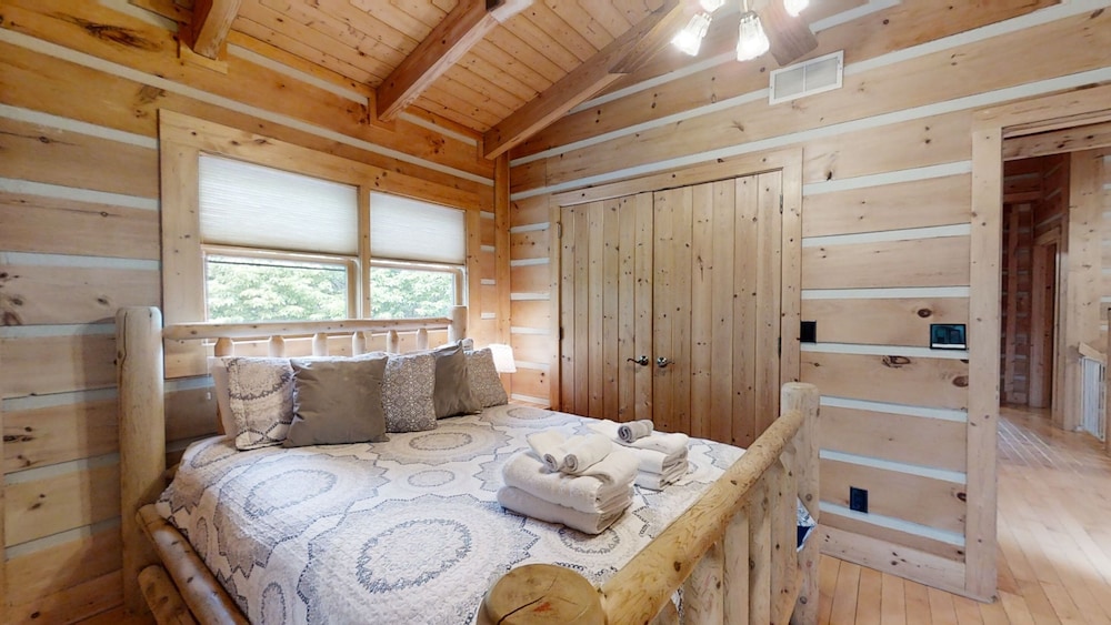 Family Adventure Lodge 5 Bedroom Cabin by RedAwning view 2