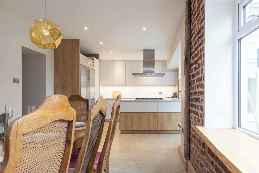 Spacious 4-bed Near City Sea