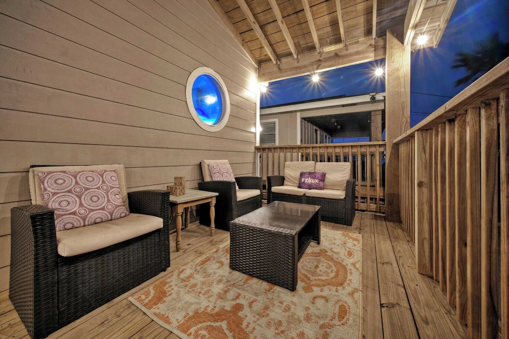 Dual Port A Cottages 2 Complete Homes Walk to the Beach + Patio Fully-equipped Kitchens