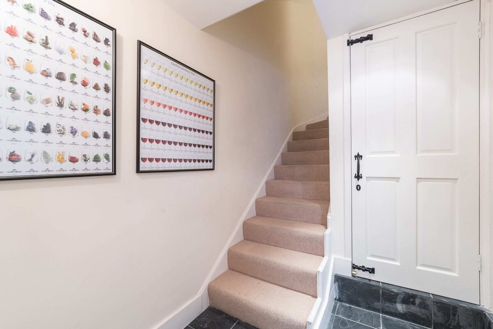 Elegant 3 Bedroom Home Located in South Kensington