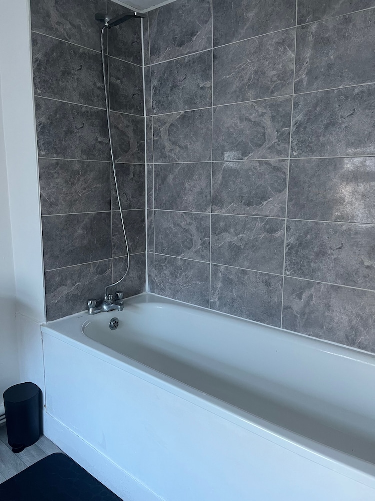 2bed Sleeps 3 - Central, Near Train Station, Wifi