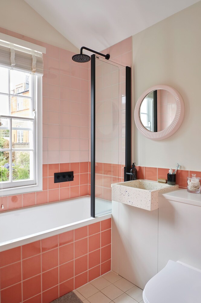 JOIVY Stylish 2-Bed House W/ Private Garden In Hackney
