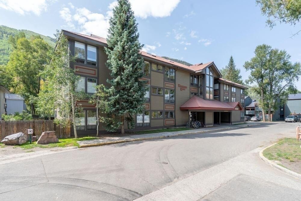 West End Walk To Lift 7 Hot Tub, Parking, Open Kitchen + Living Space 2 Bedroom Condo by RedAwning view 3