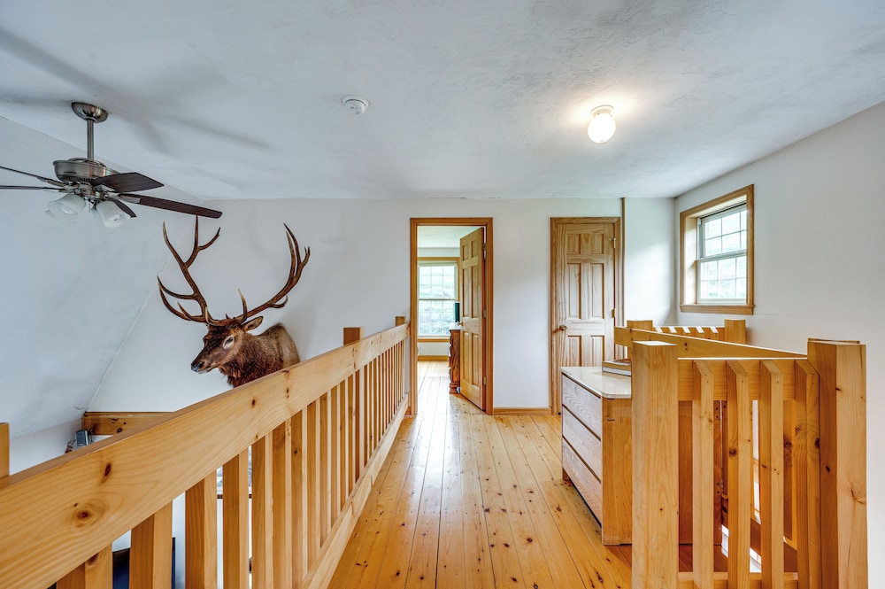 5 Mi to Jay Peak Resort: Cabin w/ Pond Access!