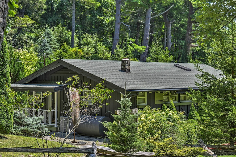 Charming Blue Ridge Cottage w/ Stunning Views! view 3