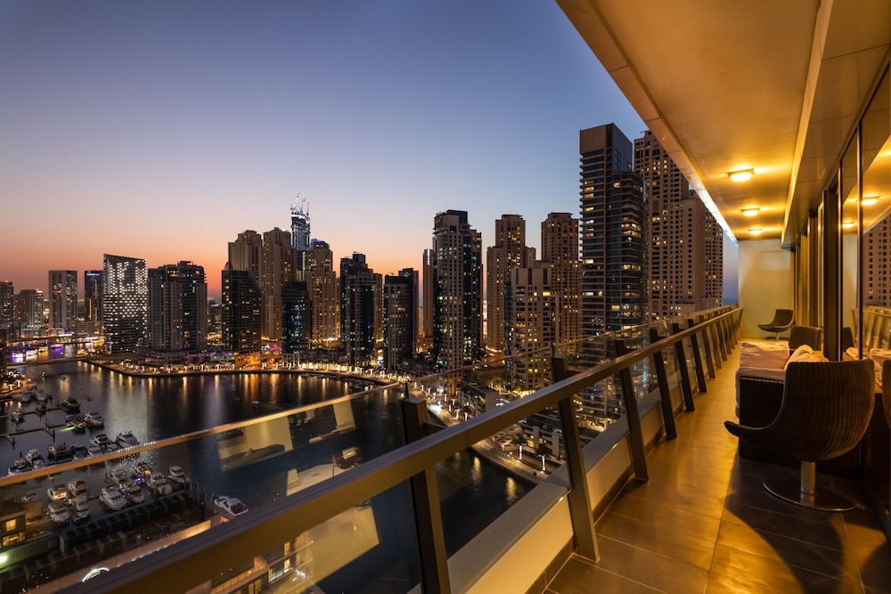 Big Bright Luxury Marina View Apt Near Beach