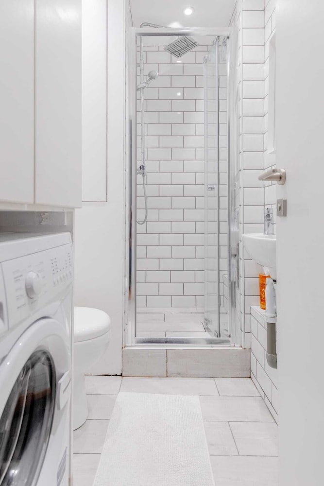 Homely 2BD Flat W/private Patio Near Maida Vale!