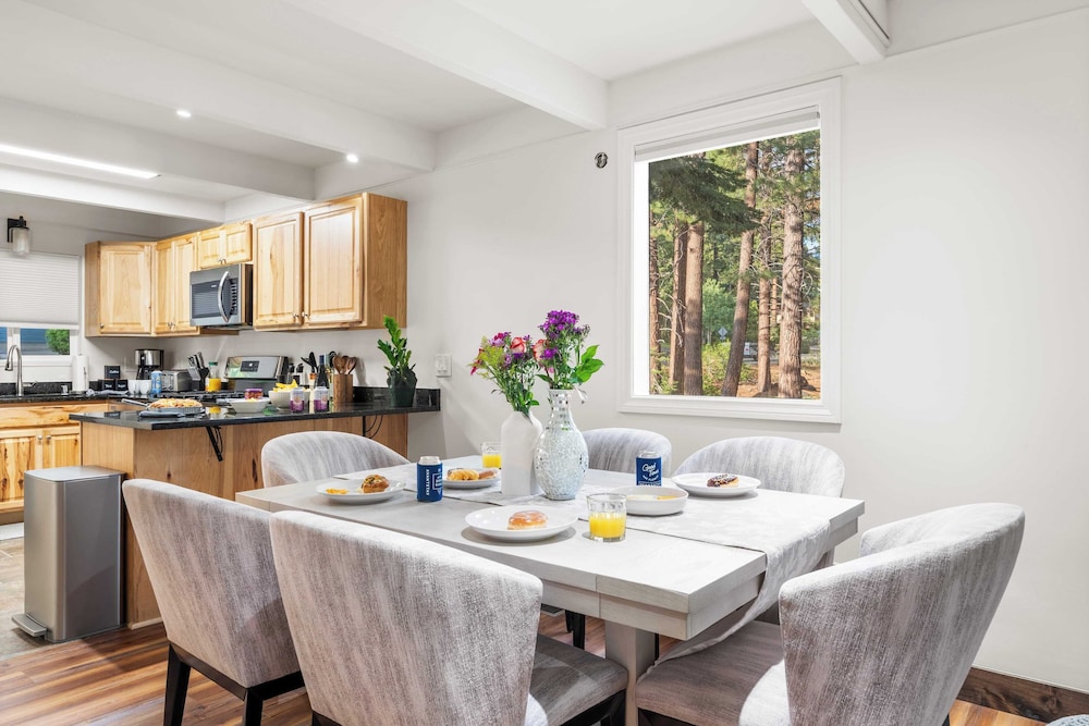 Cozy Forest Hideaway in Incline Village Private Balcony Sierra Solace by Avantstay