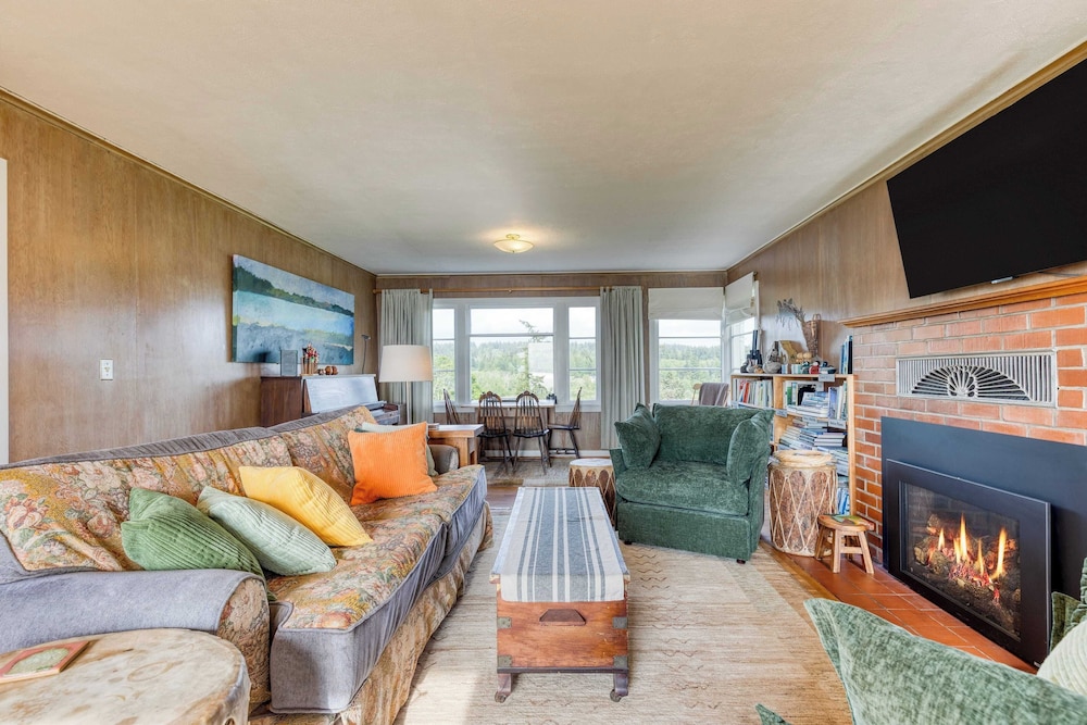 Maxwelton Aerie Bluffside Retreat w/ Sweeping Puget Sound Views + Firepit
