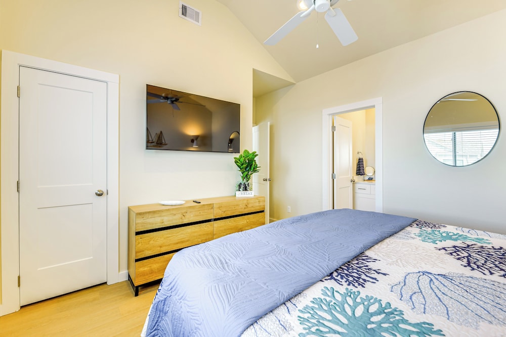 1 Mi to Beach: Home w/ Pool Access in Port Aransas