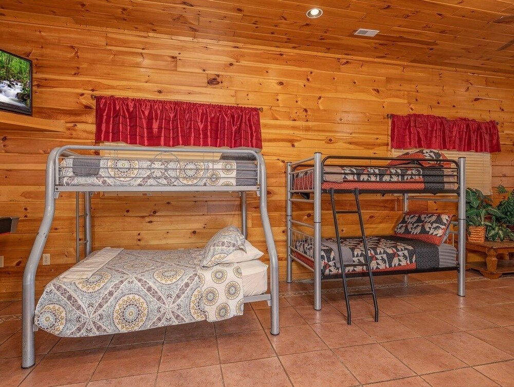 Spacious Party Hut Near Attractions by Redawning