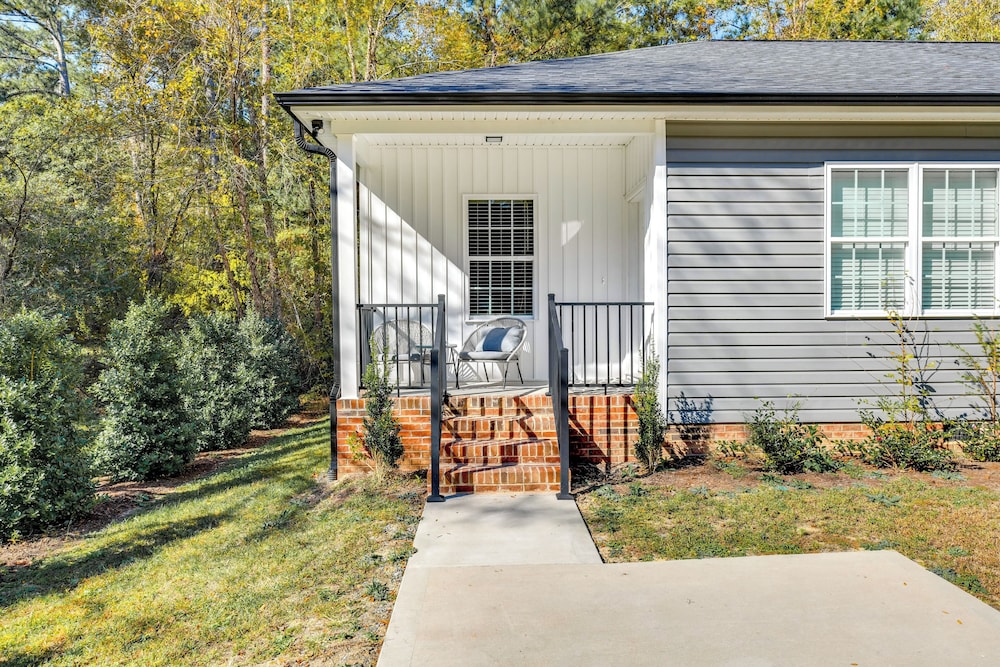Near Shopping & Dining: Pet-friendly Dallas Apt!