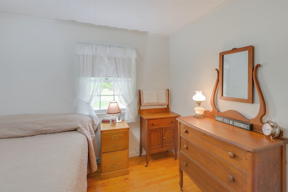 1 Mi to Main St: Charming Elsworth Home w/ Yard!