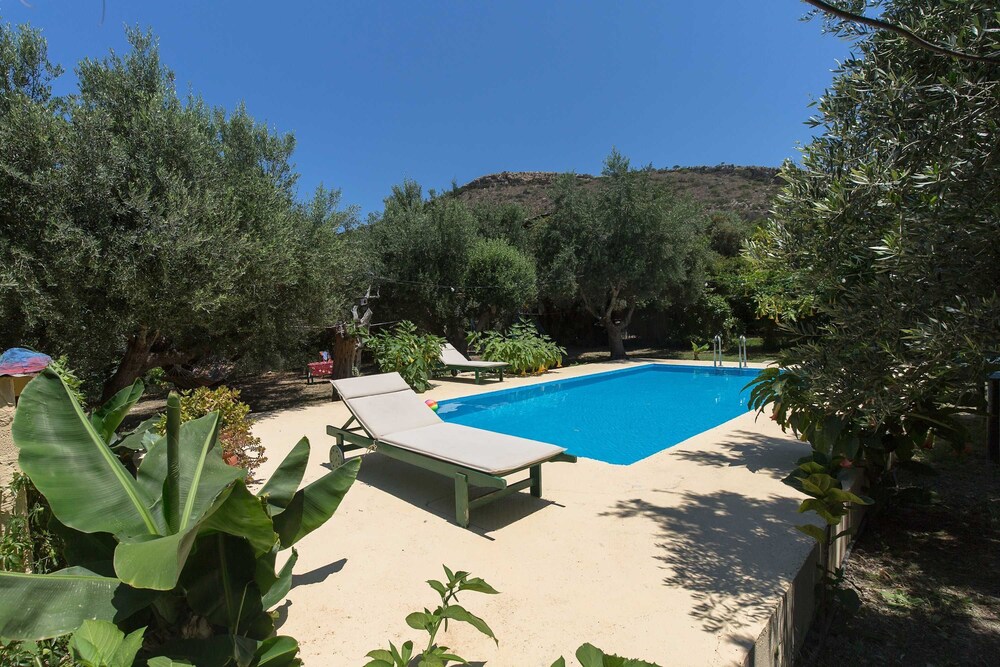 Sofiana s Garden Retreat w Private Pool