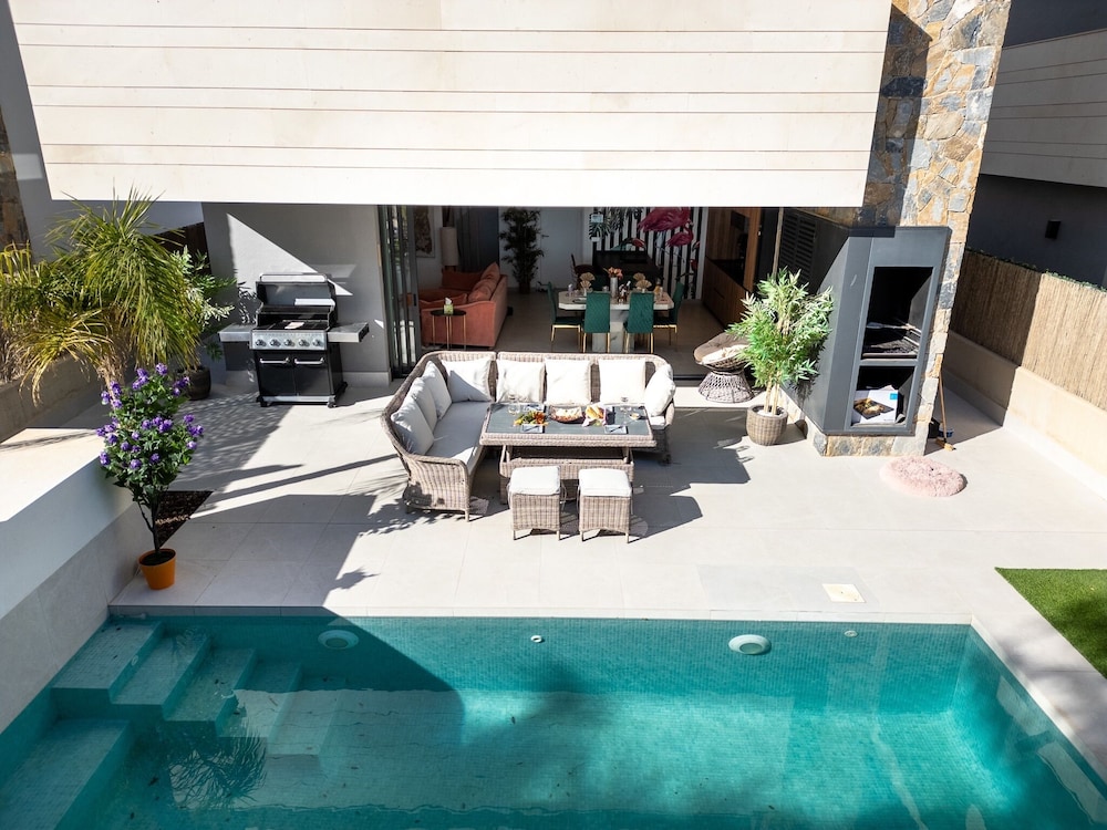 4 Bed Villa - Sleeps 8 - Pool - Garden - Parking