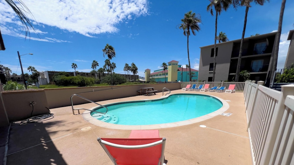 Island Condo - 1st Floor - Pool - Patio
