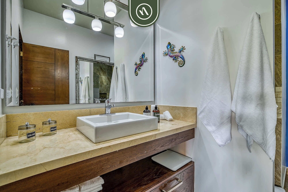 1 BR Condo - Amazing Sunsets From the Roof - Pool