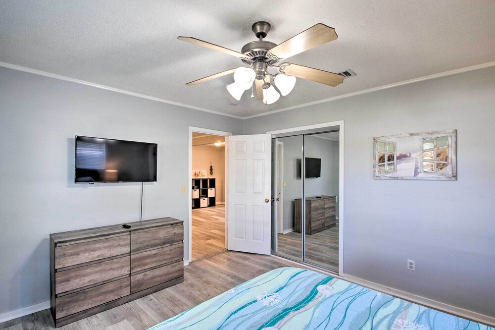 Gulf Breeze Home: 12 Mi to Pensacola Beach! view 3