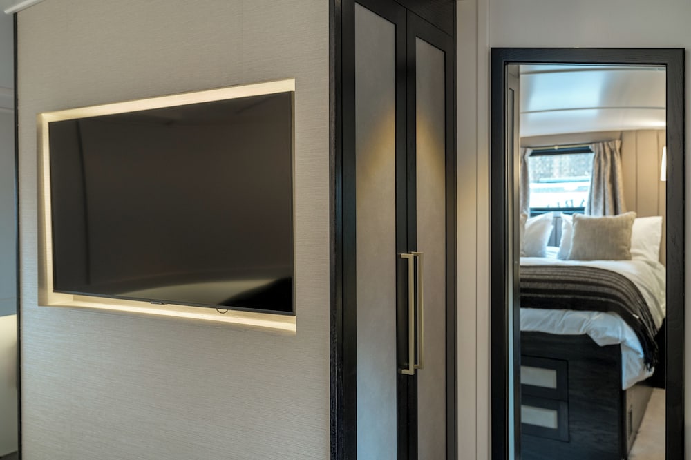 Elegant houseboat near Canary Wharf