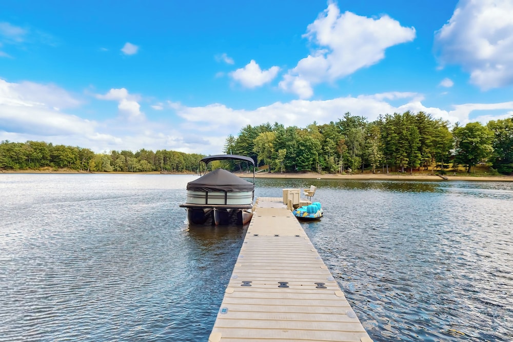 2 BR Lakefront House w/ Hot Tub in ADK Park