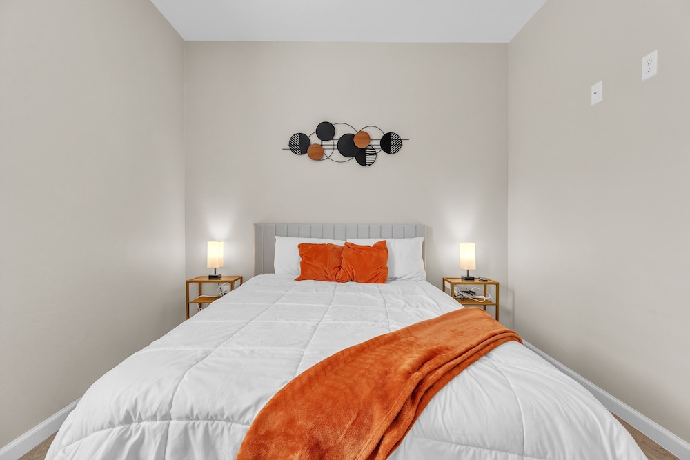 Chic Pet Friendly 3br Duplex In Amazing Location 3 Bedroom Duplex