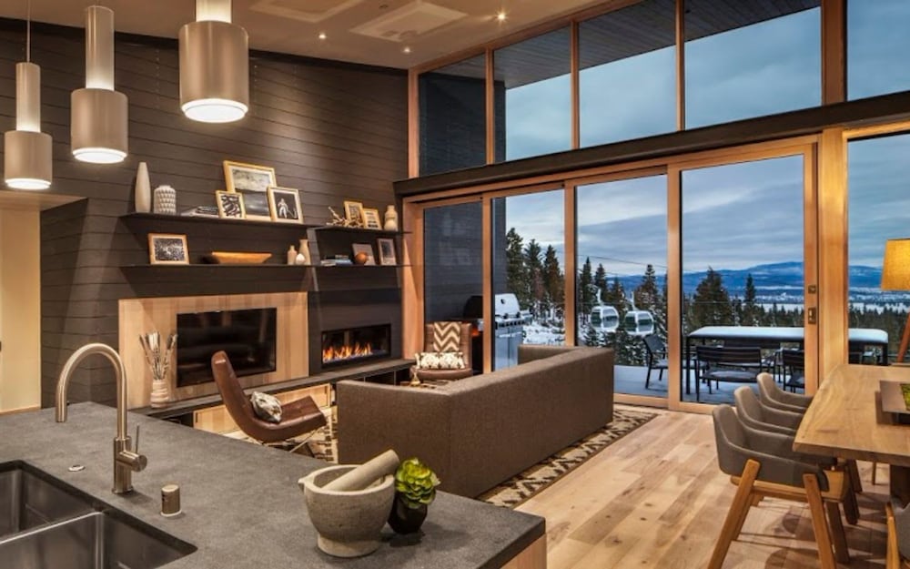 Modern Ski In Out Home Mid-mountain Northstar