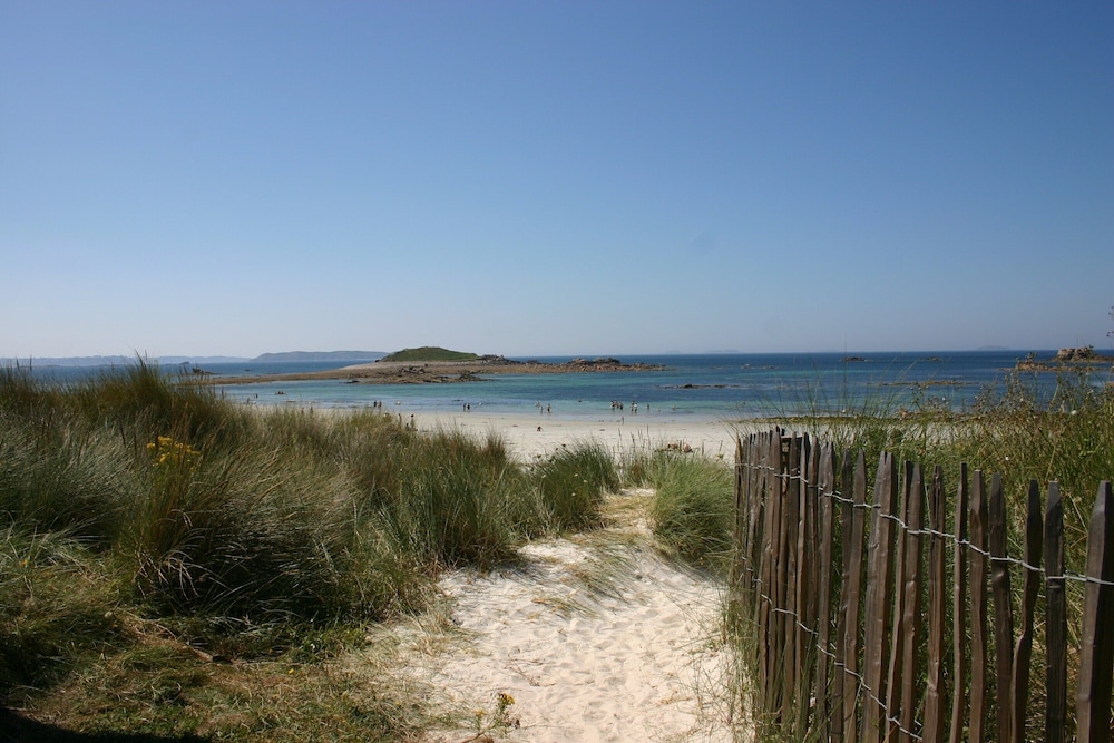 Holiday Flat With sea and Garden View, Just 400m From the Beach in Port-blanc