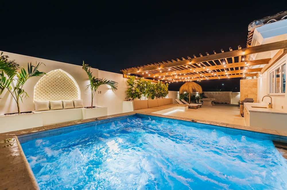 Bohostyle Villa 3min to Beach Hottub 8 Sleeps