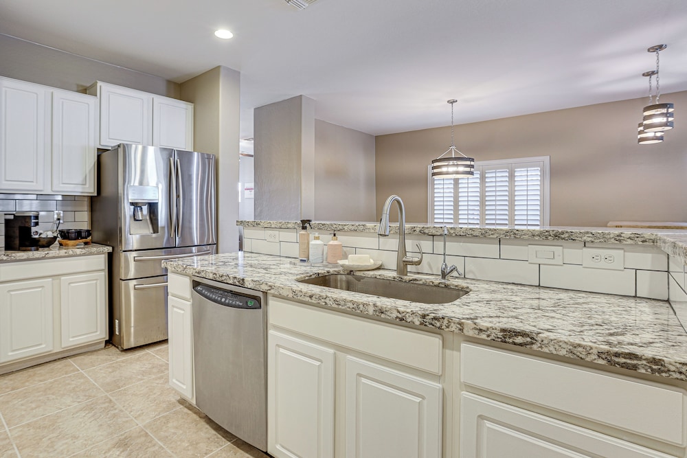 Family-friendly Goodyear Oasis: Fire Table, Pool!