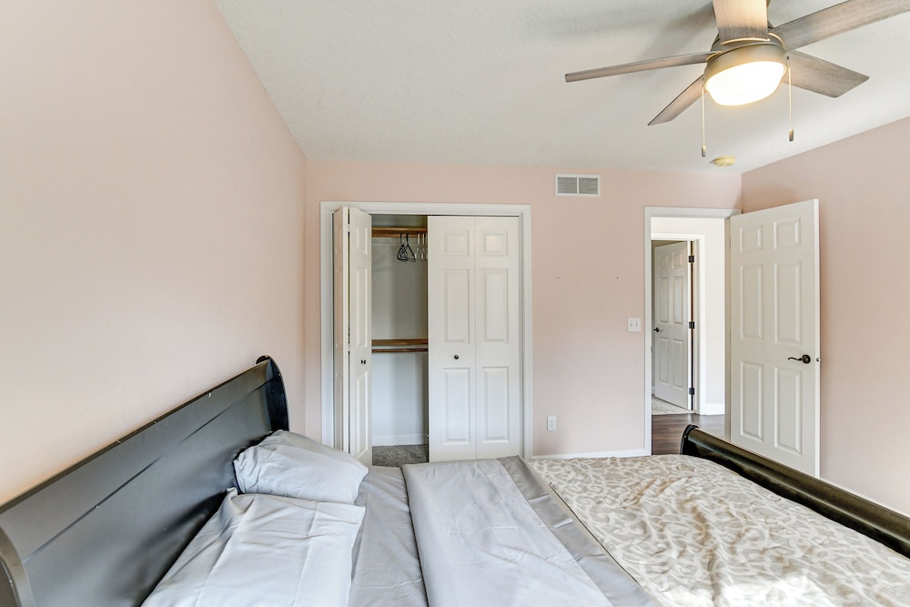 Des Moines Suburb Stay w/ Spacious Layout & Deck!