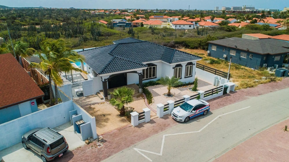 New 3BR 2BA With Huge Pool and Outdoor Area BBQ