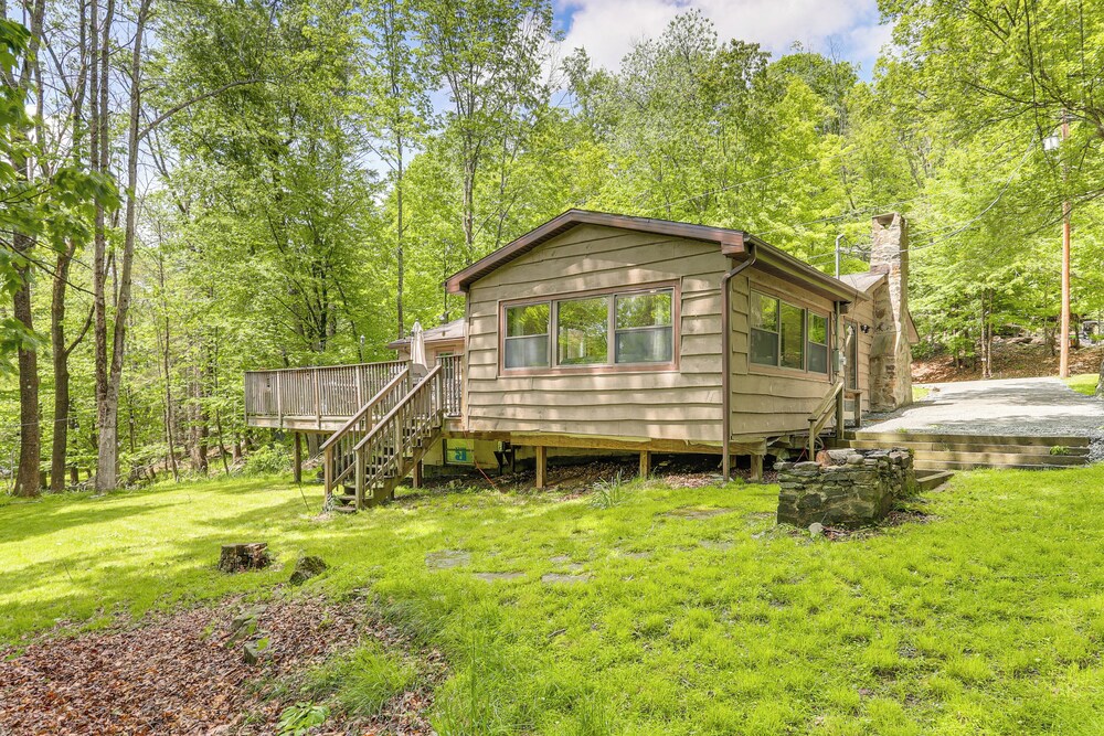 Spacious Lake Ariel Cabin w/ Deck + Pool Access!