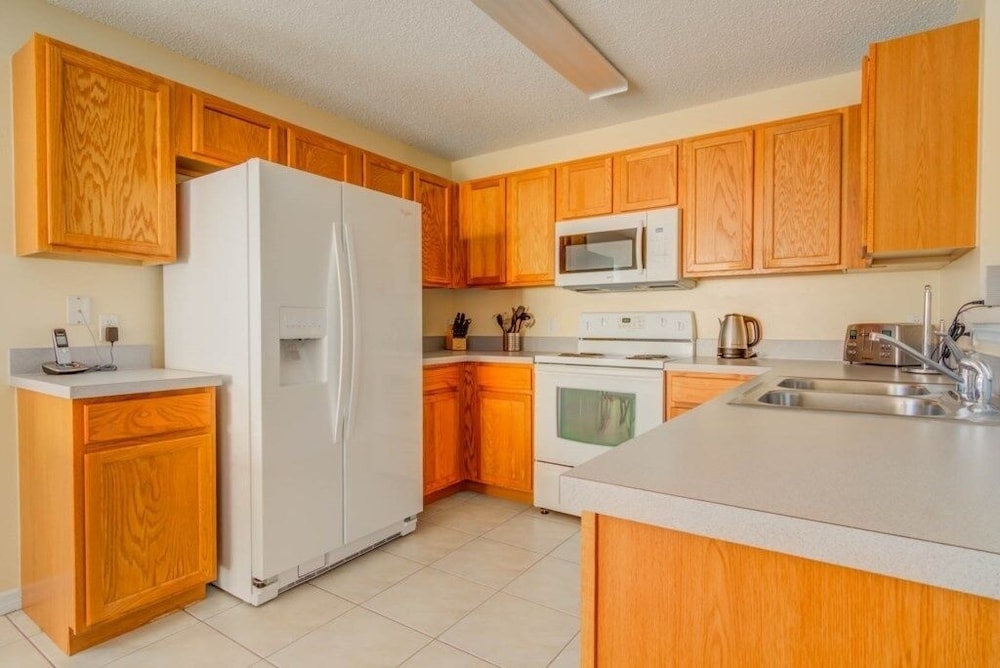 Game Room Private Pool & Spa! 4 Bedroom Home by RedAwning