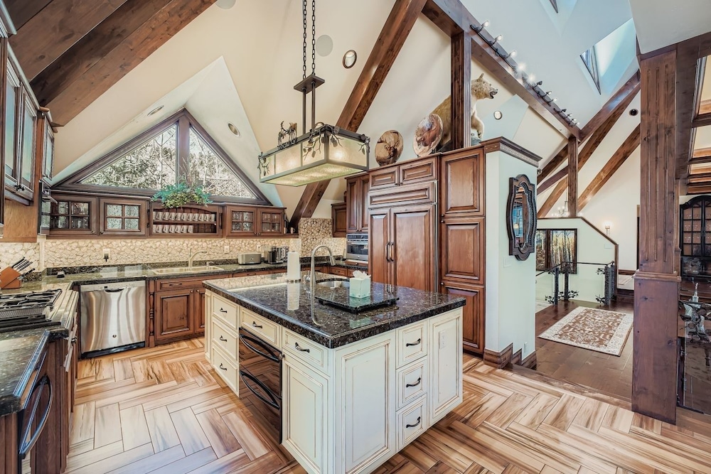 Fairway Drive Retreat 6 Bedroom Home
