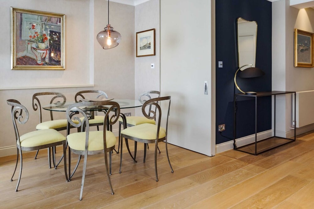 Beautiful 2 Bed 2 Bath Flat in South Kensington