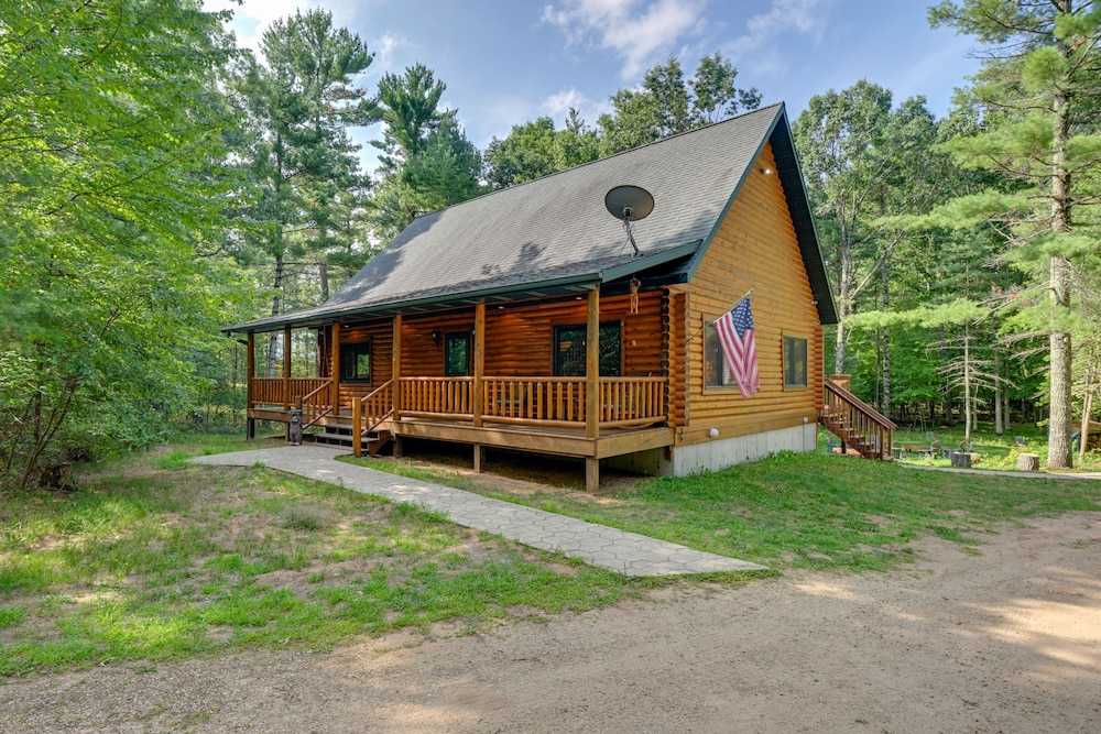 Cozy Arkdale Wood Cabin Near Petenwell Lake! in Arkdale, US