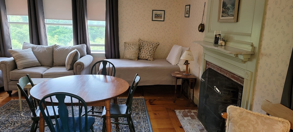 Hawks House Inn