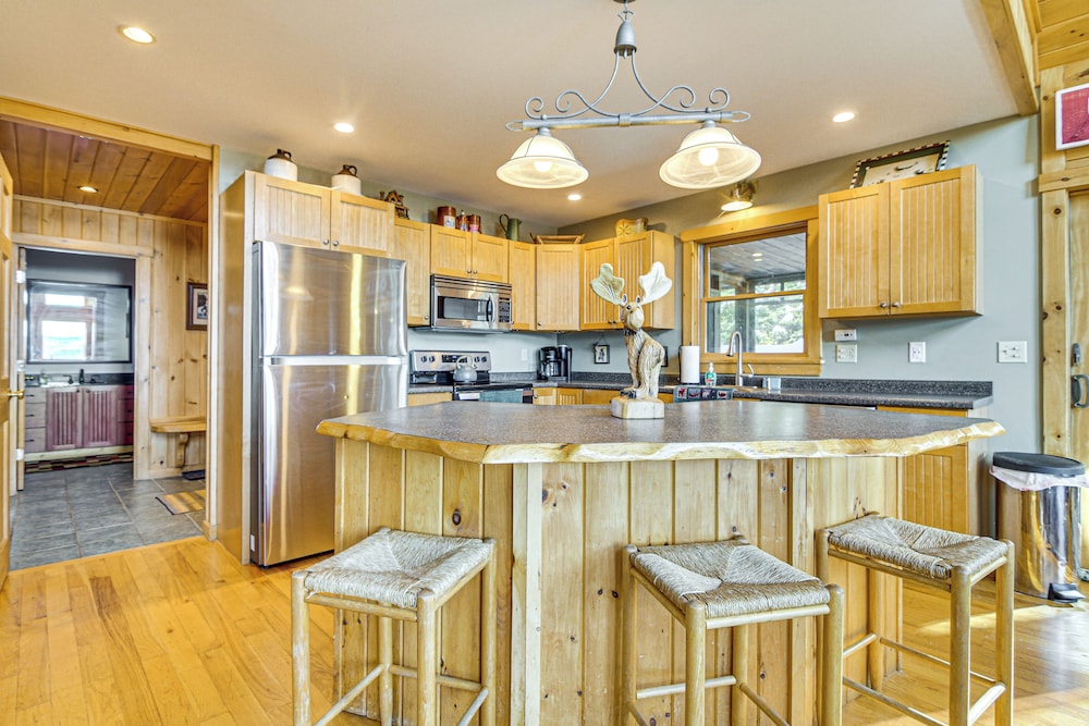 Private Hot Tub & Sauna: Bryant Pond Retreat!