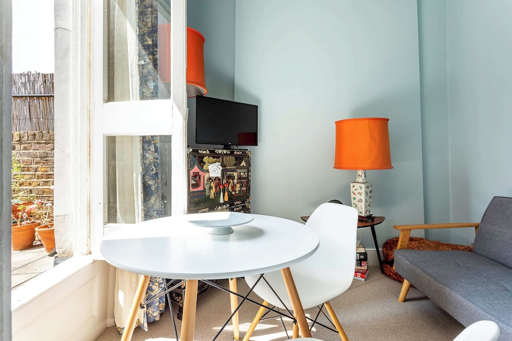 Cosy North Kensington Flat