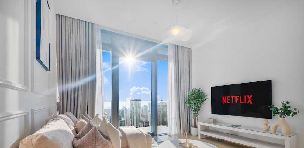 LUX The Marina Gate Sea View Suite 2