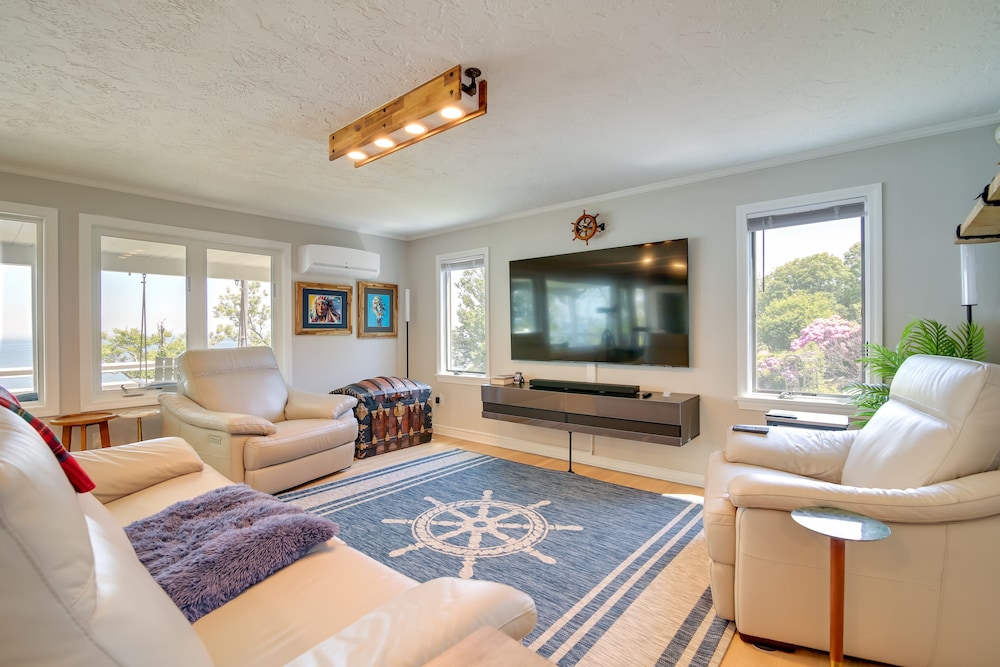 Bayfront Home w/ Deck - 4 Mi to Downtown Plymouth!