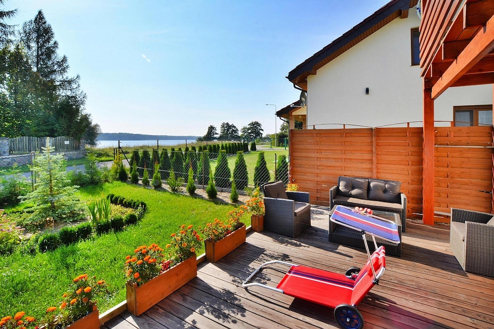 Holiday House With Garden in Dabrowica