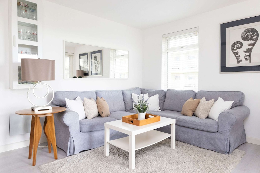 Stylish Ground Floor Apartment With Sea Views