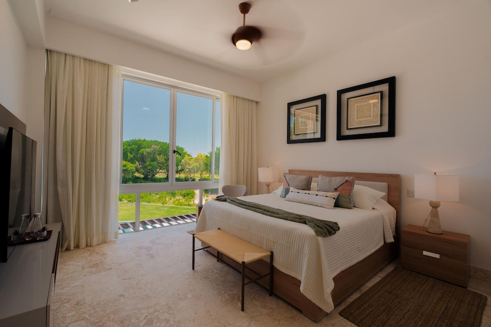 Modern 6 BDR Golf Front Villa in Luxury Beach Resort w Pool and Heated Jacuzziz