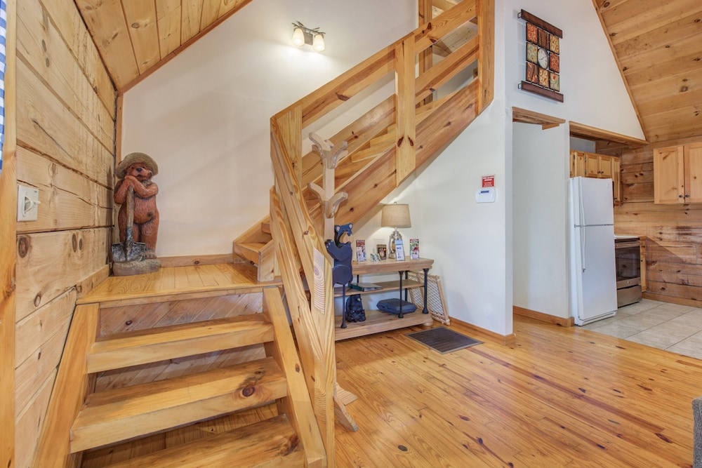 Mariettas Dream 2br in Mountains w/ Hot Tub! - Property Image 8