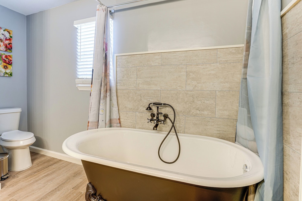 Hot Tub & Fenced Yard: Dog-friendly Gem in Denison