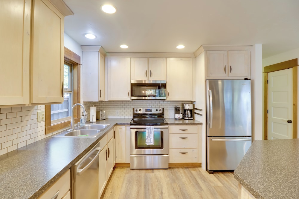 5 Mi to Whitefish Resort: Getaway w/ Shared Patio