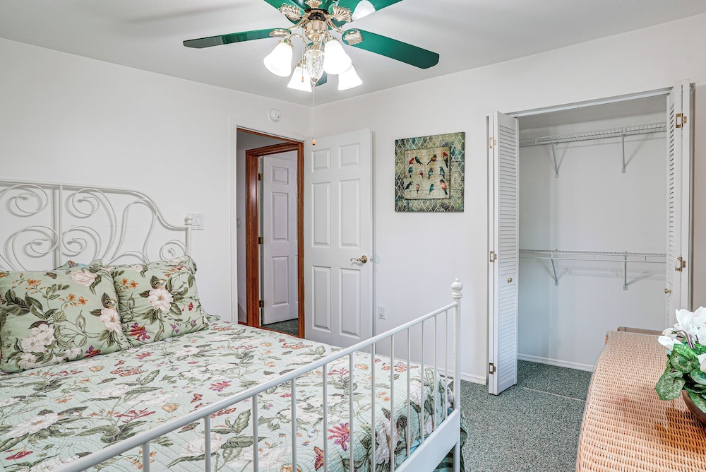 Pet the Sheep! Rural & Spacious Polk City Retreat